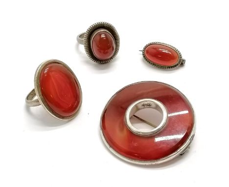 Qty of silver jewellery set with cornelian ~ the ring &amp; large circular brooch (4cm diameter with replacement pin) are unm