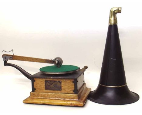 HMV table top gramophone with makers name plate 'Victor' Talking Machine Co. type R with metal horn. Condition report: 
Repai
