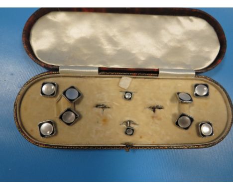 A CASED ART-DECO CUFFLINK AND STUDS SET