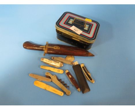 A SMALL TIN OF VARIOUS POCKET KNIVES AND AN INDIA KNIFE WITH CARVED WOOD SCABBARD