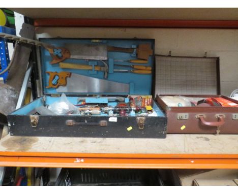 A CARPENTERS TOOL BOX AND TOOLS / CONTENTS , TOGETHER WITH A CASE OF TOOLS