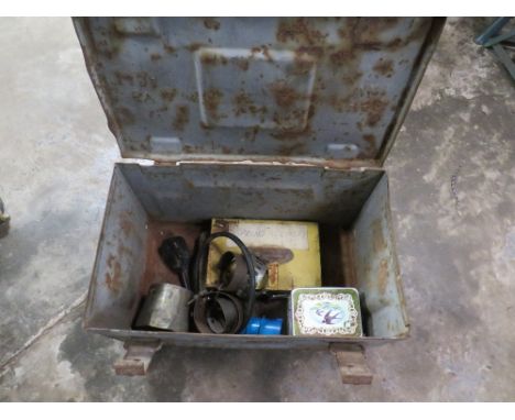 A GREY/GREEN STEEL AMMUNITION BOX AND CONTENTS