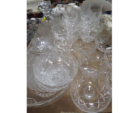 A TRAY OF ASSORTED GLASS WARE TO INCLUDE A DECANTER 