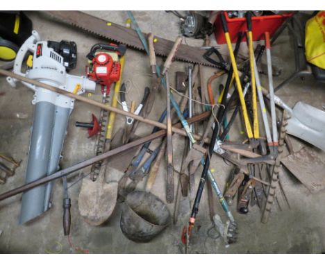 A RYOBI 2 STROKE LEAF BLOWER, MANTIS HEDGE TRIMMER AND A LARGE SELECTION OF VINTAGE AND MODERN GARDEN TOOLS