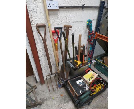 A SELECTION OF GARDEN TOOLS AND DIY TOOLS