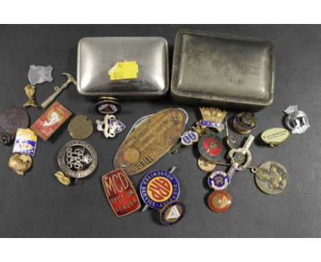 A COLLECTION OF ENAMEL AND OTHER BADGES TO INCLUDE MILITARY, BUTLINS, UNIONS ETC