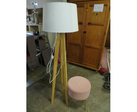 A MODERN TRIPOD WOODEN FLOOR / STANDARD LAMP TOGETHER WITH A MODERN STORAGE STOOL (2)