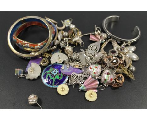 A SELECTION OF COSTUME JEWELLERY TO INCLUDED ENAMEL STYLE BANGLES, NECKLACE, ETC 