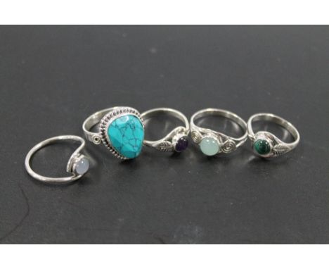 A COLLECTION OF 5 VINTAGE 925 SILVER GEMSTONE DRESS RINGS TO INCLUDE LARGE TURQUOISE, AMETHYST, JADE ETC