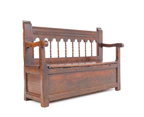 An oak hall bench with a hidden storage compartment, 19th C.H 105 x L 154 x D 50 cm 