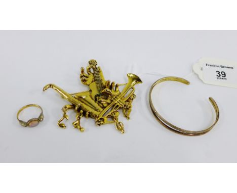 Gilt metal brooch, bangle and dress ring (a lot) 