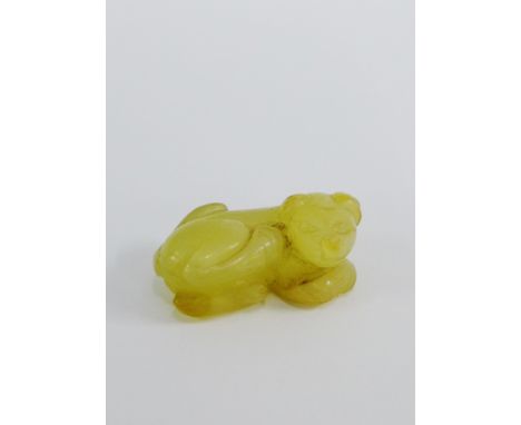 Green jade model of a recumbent dog, 5cm long 
