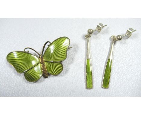 NORWEGIAN GILT WHITE METAL AND PALE GREEN ENAMEL BUTTERFLY BROOCH (W. 4 CM) AND A PAIR OF SIMILAR EARRINGS. (3)