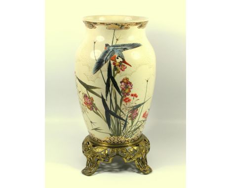 SATSUMA LAMP BASE DECORATED WITH BIRD AND FLORAL DECORATION, ON A PIERCED GILT METAL STAND (H. 38 CM OVERALL) AND AN IMARI BO