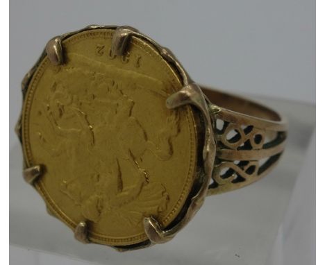 A 1902 half sovereign mounted in a 9ct gold ring, total weight 7.8g, size Q