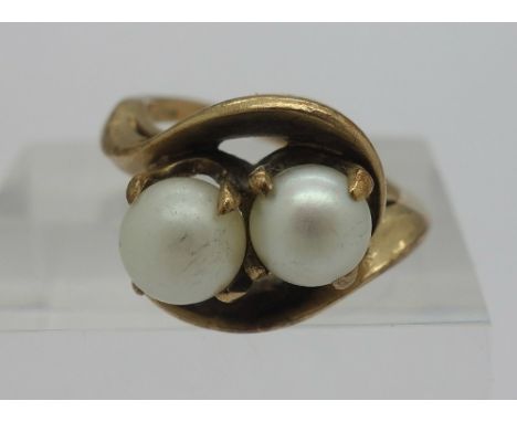 A 10ct gold crossover pearl ring, weight 5.4g, size M