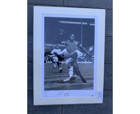 Eusebio Signed Mounted Benfica Football Print: Hand signed by Eusebio who is pictured in the 1963 European Cup Final. Mounted