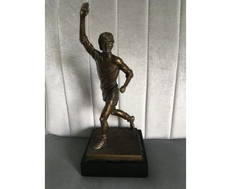 George Best Manchester United Bronze Statue: Stunning bronze measuring 12 inches high depicting George celebrating after scor