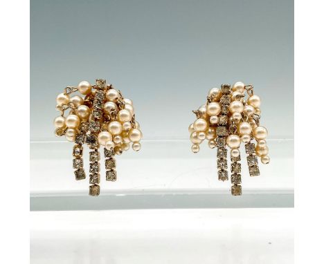 Capture the vintage aesthetic of the mid-20th century with these unique clip-on earrings. Each earring is dripping with faux 
