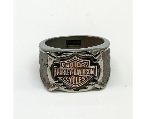 Silver band with a large Harley Davidson logo in the front and textured grey scales carved on either side. Titanium and 925 s