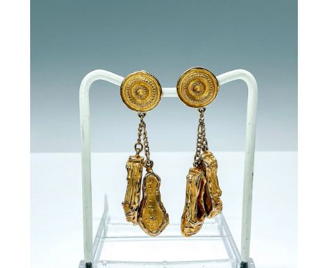 These vintage DKNY clip-on earrings showcase dangling open-toe shoe charms suspended from gold tone chains, boasting a stunni