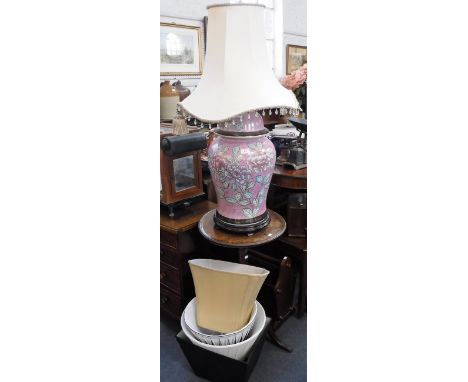 A LARGE TABLE LAMP, in the form of a pink Oriental lidded vase, on a wooden base, with a lined shade with glass droplets and 