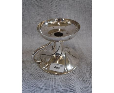 A SILVER CANDLESTICK HOLDER with carrying handle (c.211gms)