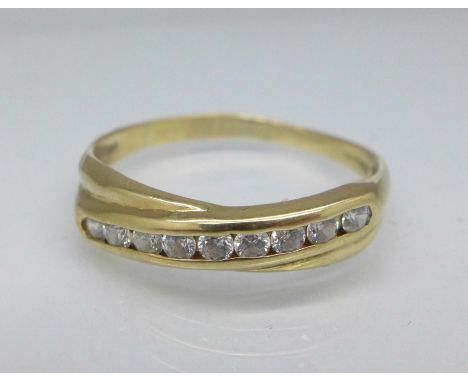 A 9ct gold crossover ring, 1.8g, R