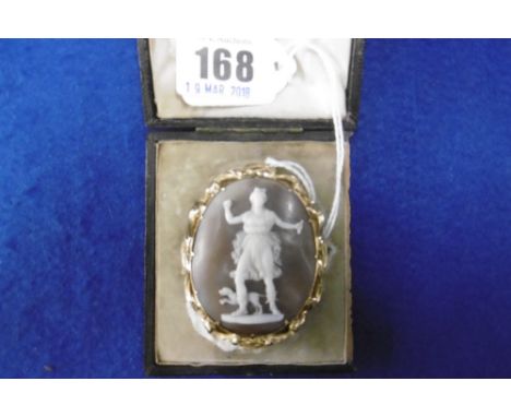 A FINE QUALITY LARGE EARLY 19TH CENTURY OVAL SHELL CAMEO SIGNED TO REVERSE IN YELLOW METAL SCROLL BROOCH SURROUND, IN ITS ORI