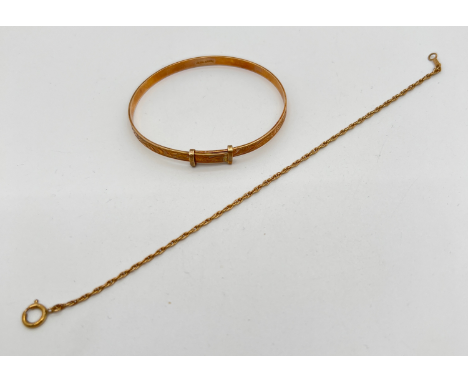 A vintage gold, metal core expanding bangle with floral decoration together with a 9ct 7 inch fine rope chain bracelet. Rope 