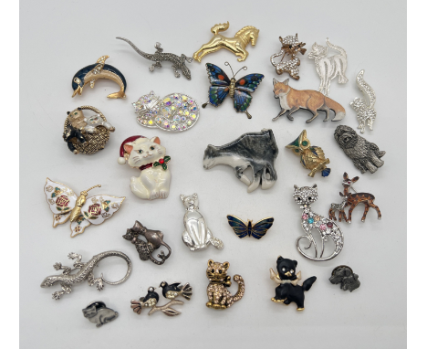 26 assorted vintage and modern animal, bird and insect brooches to include silver, stone set and pewter. Lot contains cat, bu