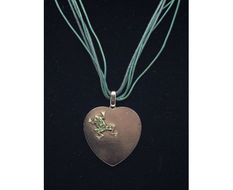 A Victorian 15ct gold heart shaped locket, comprising a heart approx 35 x 38mm with an applied frog motif to one corner grain