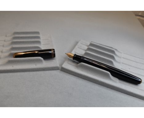 A Parker Vacumatic button fill fountain pen in black with three narrow bands to the cap having a Parker 14k nib. Approx 13.3c