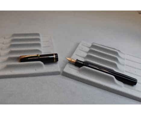 A Parker Moderne button fill fountain pen in black with single band to the cap and having Parker 14K nib. Approx 11.8cm