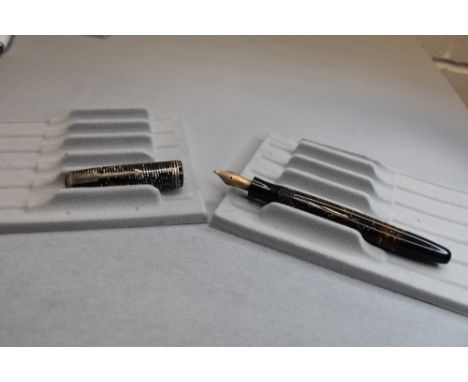 A Parker Vacumatic button fill fountain pen in grey transparant with three narrow bands to the cap having a Parker 14k nib. A