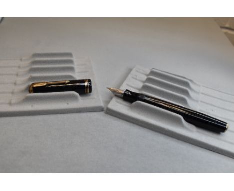 A Parker Vacumatic button fill fountain pen in black with three narrow bands to the cap having a Parker 14k nib. Approx 13.3c