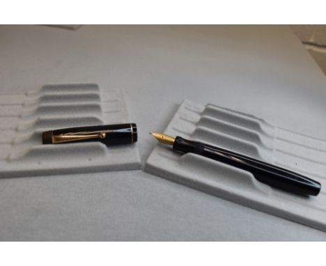 A Parker Victory button fill fountain pen in black with single band to cap having a Parker N nib. Approx 13.1cm