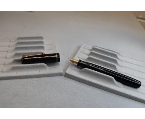 A Parker Duette button fill fountain pen in black with single band to cap having Parker 20 nib. Approx 12.2cm