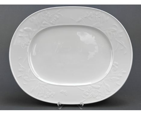 Servierplatte, KPM Berlin, Reliefdekor "Feldblume auf Bord", Entwurf Trude Petri/Gerhard Gollwitzer, Maße 4x37x29,5cm, bodens