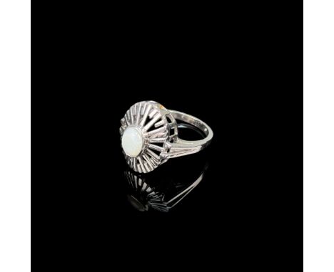 Opal Ring, 750/18k Weißgold (punziert), Gesamtgewicht 4,86g, Schauseite besetzt mit einem kleinen weißen Opalcabochon, Ring d