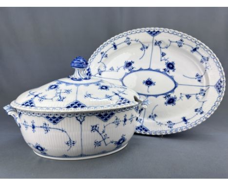 Deckelterrine und ovale Schale, Royal Copenhagen, grüne Firmenmarke und blaue Wellen, Musselmalet Vollspitze Blau, Deckelterr
