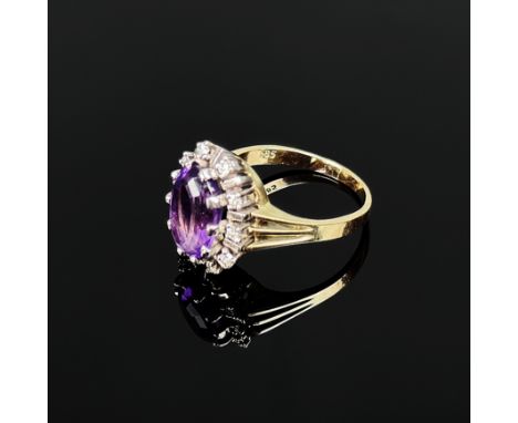 Amethyst-Ring, 585/14K Gelbgold und Weißgold (punziert), Gesamtgewicht 7,29g, besetzt mit einem Amethysten im ovalen Treppens