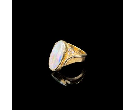 Eleganter Opal Ring mit kleinen Diamanten, 750/18K Gelbgold (punziert), Gesamtgewicht 9,54g, besetzt mit großem Opalcabochon 