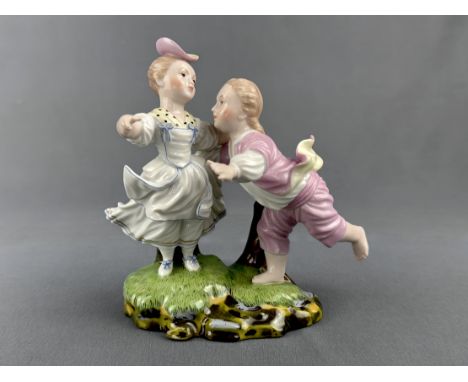 Porzellanfigur "Fangenspiel", Höchst, Darstellung von einer Dame und einem Herren in barocker Kleidung auf Grassockel, polych