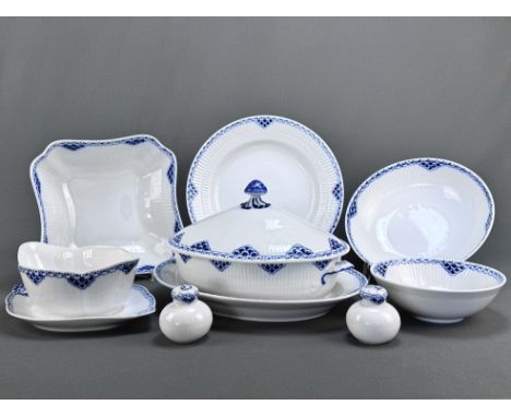 Teile eines Speiseservice, Royal Copenhagen, Prinzess, 21 Teile, bestehend aus 12 Speisetellern, Durchmesser je 25cm, einer D