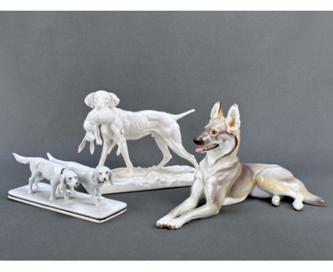 Drei Porzellanfiguren, Hunde, bestehend aus Nymphenburg, Jagdhund mit erlegtem Hasen, Entwurf Sebastian Habenschade (1813 Mün