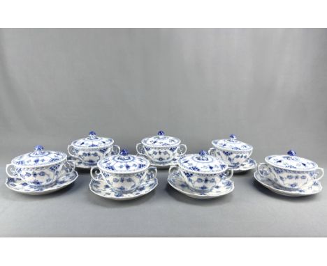 Sieben Suppentassen, Royal Copenhagen, grüne Firmenmarke und blaue Wellen, Musselmalet Vollspitze Blau, 7 Suppentassen mit De