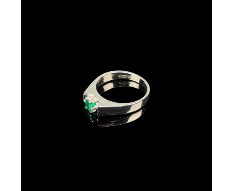 Smaragd Ring, 750/18k Weißgold (punziert), 3,38g, mittig besetzt mit Smaragd, Durchmesser Schauseite ca. 3,6mm, Ringgröße 47