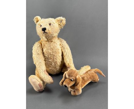 Steiff Teddybär und Dackel "Hexie", Teddybär mit Knopf im Ohr mit Schriftzug "Steiff" in Großbuchstaben, mit Stroh gefüllt, G