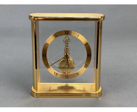 Tischuhr, Jaeger LeCoultre, Stabwerk-Uhr, Referenz 215.023, verglastes Messinggehäuse mit sichtbarem, vertikalem Stabwerk, 8-